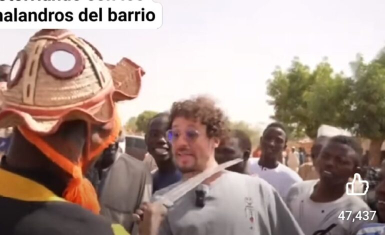 Asustan al creador de contenido Luisito Comunica con un tipo machete en el cuello, en uno de sus videos por el mundo.
