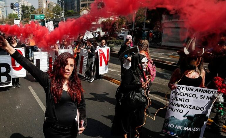 Regreso de corridas de toros desata manifestaciones y caos en CDMX