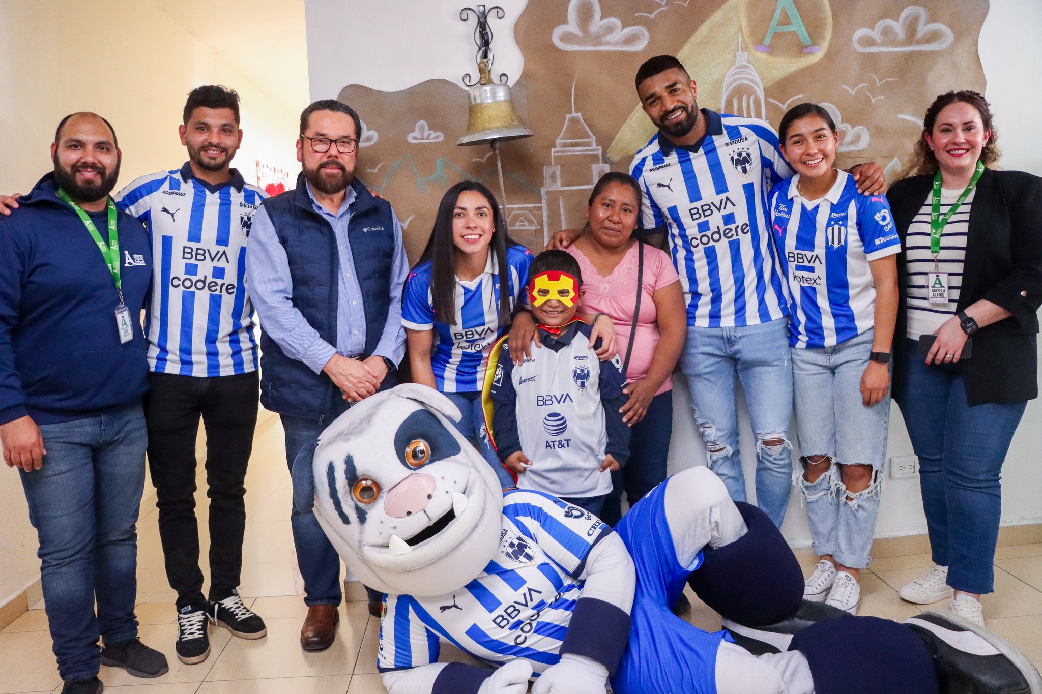 Puede ser una imagen de 9 personas, personas jugando al fútbol y texto
