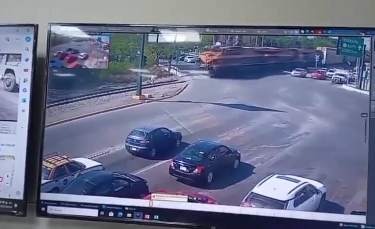 MUJER FALLECE AL SER ATROPELLADA POR TREN