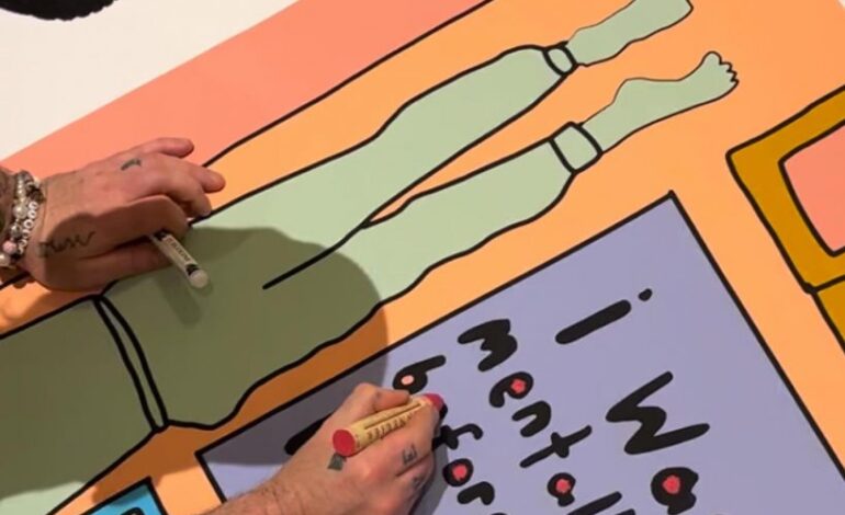  Robbie Williams expone sus pinturas sobre salud mental en Barcelona