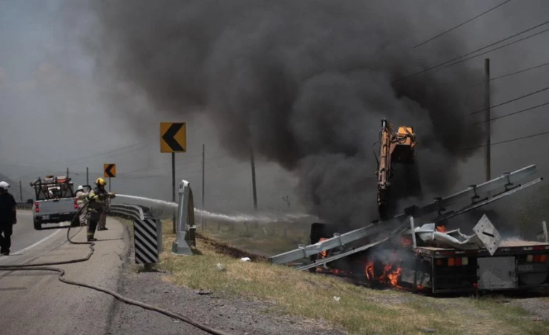  Conductor de grúa muere calcinado en accidente en la carretera Monterrey-Saltillo