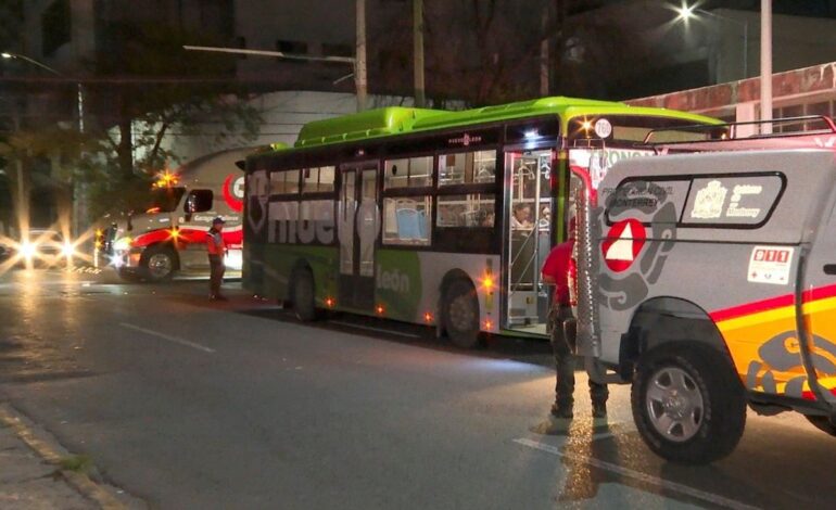 Choque entre camión urbano y de reparto deja dos heridos