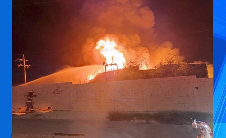 Incendio consume negocio de tarimas en Santa Catarina