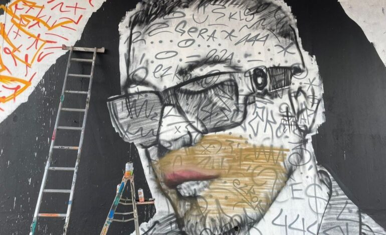 Artistas regios homenajean a Gera MX con mural en Rangel Frías