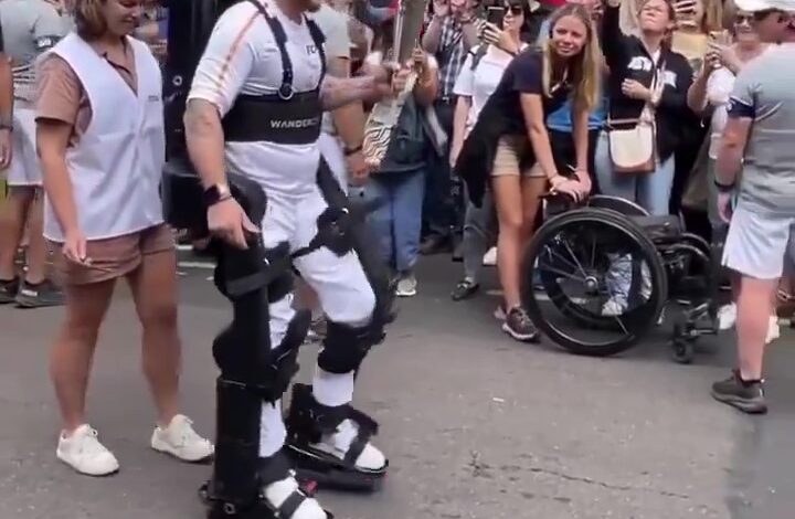 Atleta paralímpico Kevin Piette porta la antorcha olímpica auxiliado por un exoesqueleto robótico