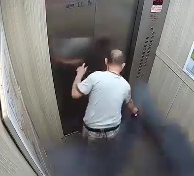 Hombre muere quemado en un ascensor en China por la deflagración de una batería de litio de su motocicleta que se disponía a recargar