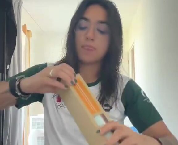  Ana Paula Vázquez muestra el regalo que les dan a los medallistas en #Paris2024