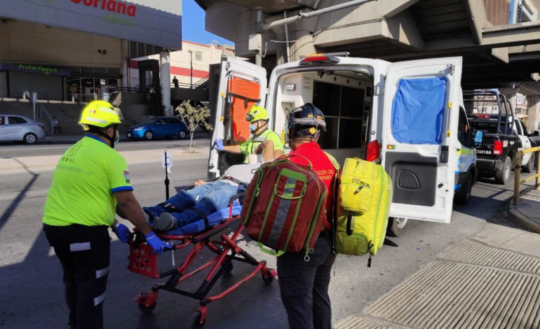  hombre fue atacado con un arma blanca por un ladrón luego de que defendiera a una mujer de un asalto en la estación Aztlán del Metro