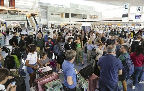 Evacuaciones y vuelos cancelados en Japón por potente tifón