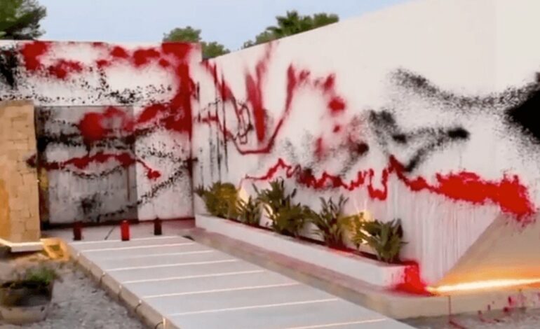 Vandalizan casa de Messi en Ibiza; Milei se solidariza