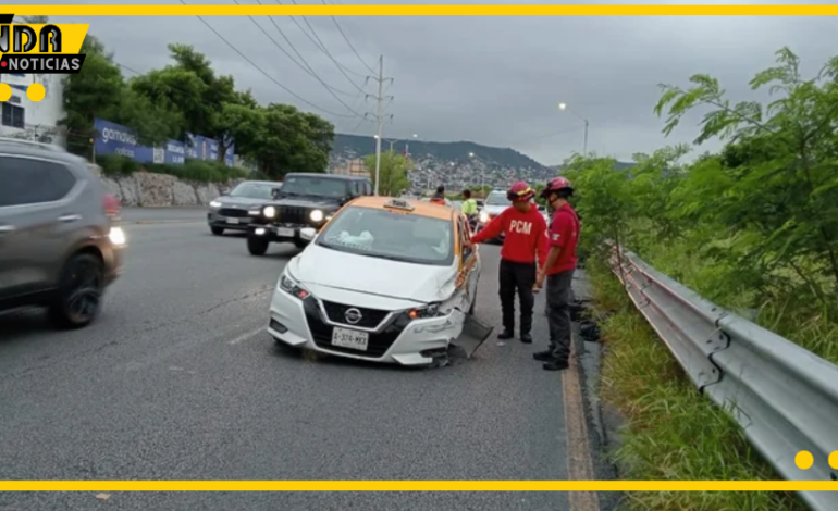  Dormita y choca su taxi contra barandal en Morones Prieto
