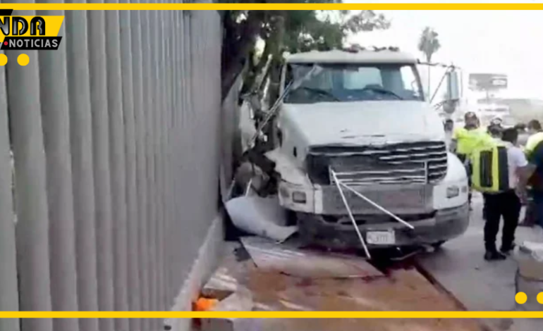  Camión se impacta contra parabús; mueren dos personas