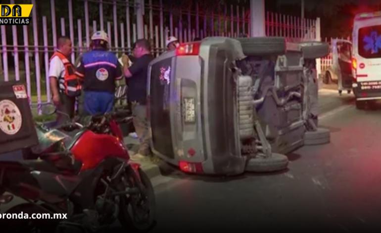  Muere conductora tras volcar su camioneta en Av. Barragán