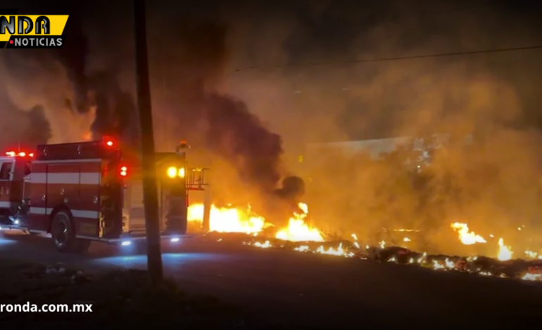  Evacúan a 15 personas por incendios en terrenos baldíos