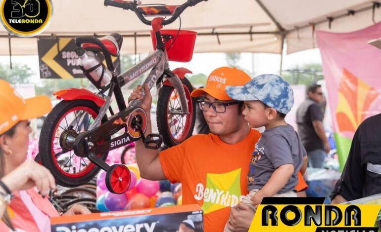 Celebran familias juarenses con los Payasónicos en la primera edición del BenyKids