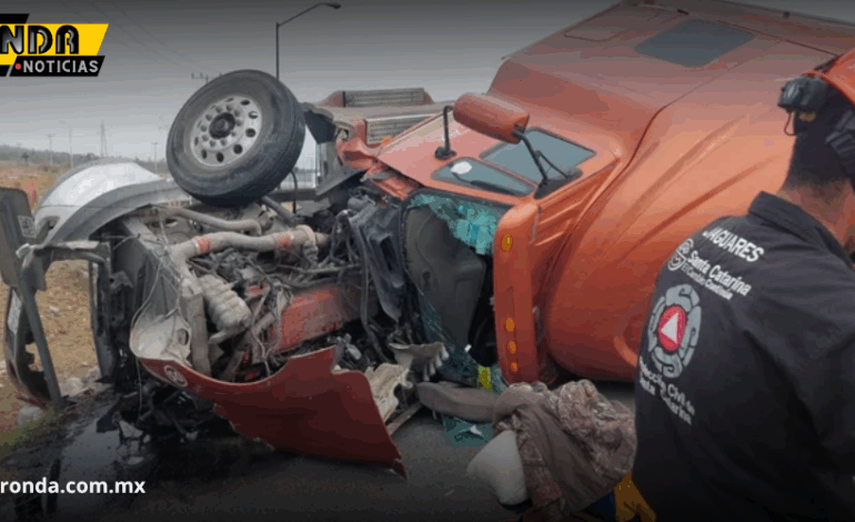  Vuelca tráiler y colapsa carretera a Saltillo