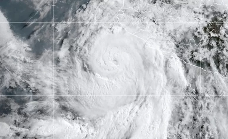 Huracán Flossie se debilita a categoría 2 en el Pacífico
