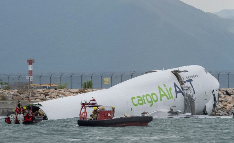 Derrapa avión de carga en Hong Kong y cae al mar; hay dos muertos