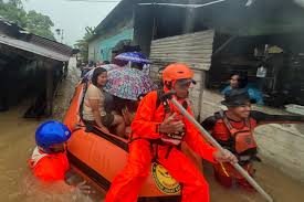 Rescatan a varias personas que permanecieron durante horas aferradas a los árboles mientras las inundaciones retroceden lentamente en Bireuen, (Indonesia). Tras las fuertes lluvias, las inundaciones y los deslizamientos de tierra siguen dificultando el acceso a muchas zonas.