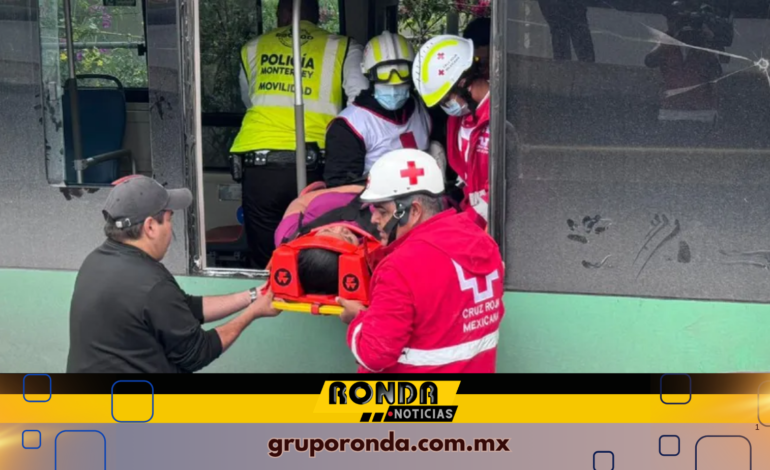  ¡De milagro! Mujer se salva de morir aplastada por unidad de Transmetro en Monterrey
