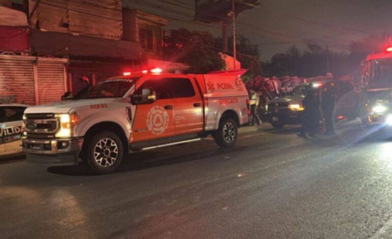 Chofer de tractocamión muere al chocar contra 2 autos y volcar en San Nicolás