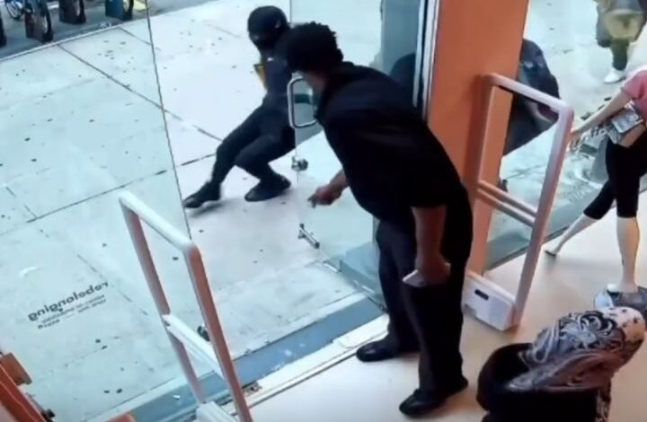  Guardia de seguridad frustra intento de asalto armado en tienda de Nueva York.