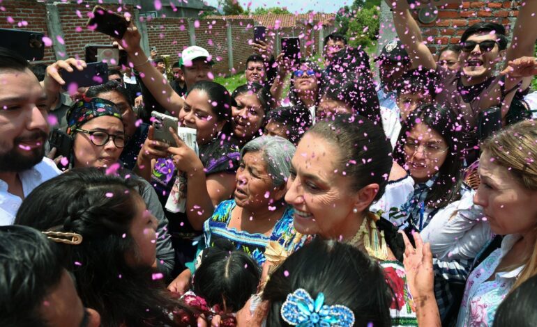 Sheinbaum entrega apoyos a más de 146 mil mujeres en Michoacán