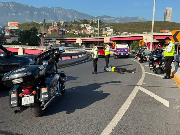 Elemento de Movilidad derrapa y choca contra muro en Monterrey