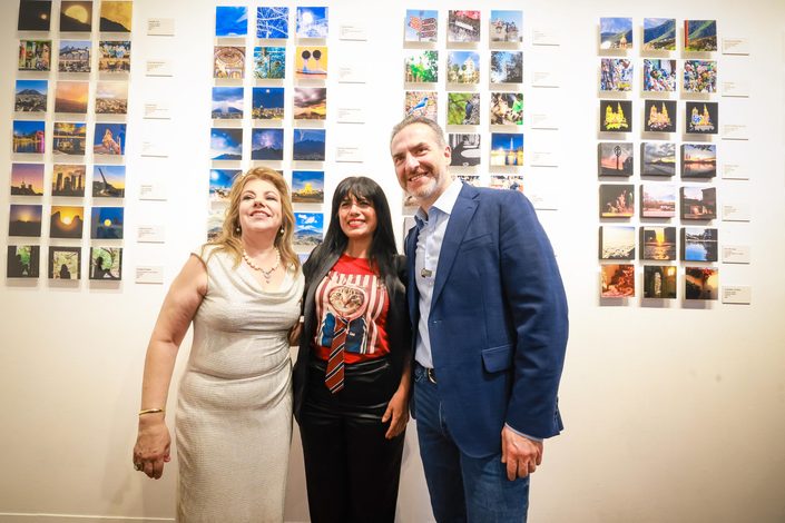  Presenta Monterrey exposición “Series Regias” con causa a favor de mujeres con cáncer de mama