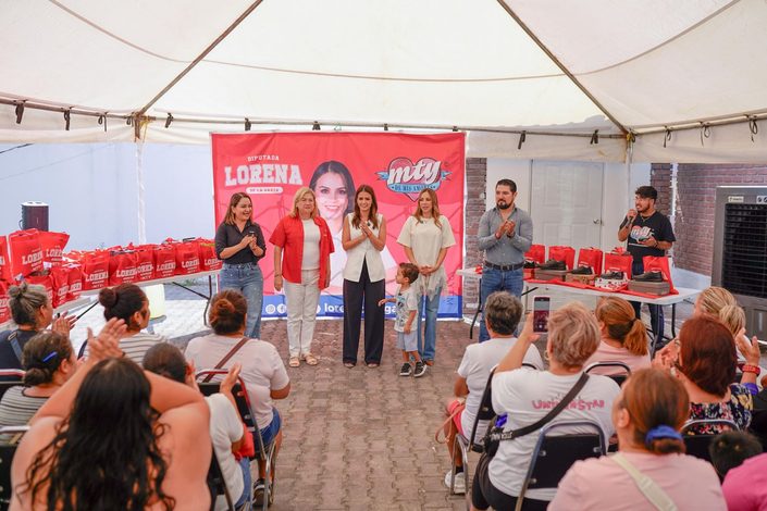  CUMPLE LORENA DE LA GARZA CON PADRES DE FAMILIA; ENTREGA ZAPATOS ESCOLARES