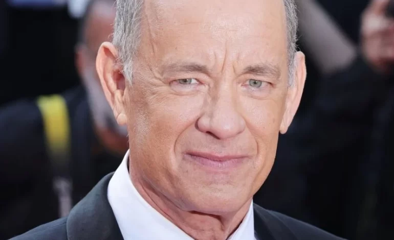  Tom Hanks prepara su regreso a Broadway con una nueva obra en 2027