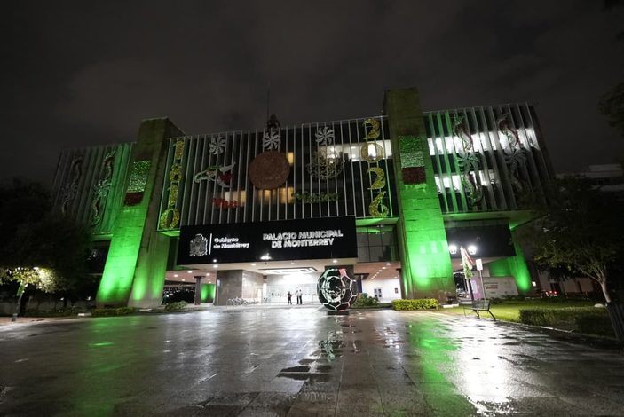  Se ilumina de verde el Palacio Municipal por el día mundial de la parálisis cerebral